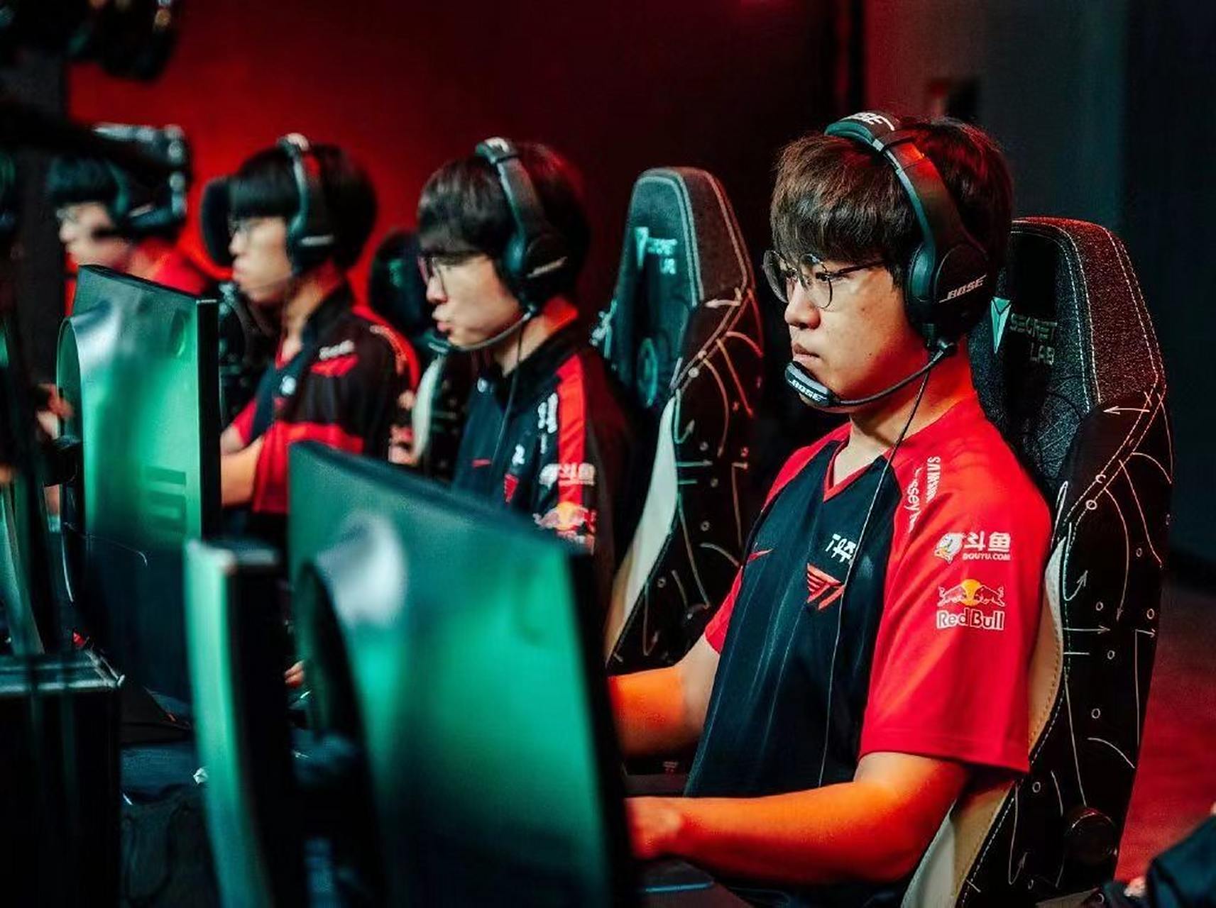 Doinb在SKT比赛中挺进下一轮，败北引发热议！